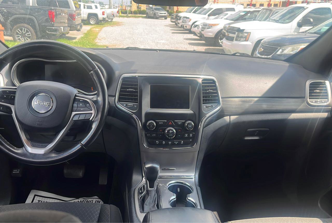 Used 2020 Jeep Grand Cherokee Laredo AWD/4WD image 17