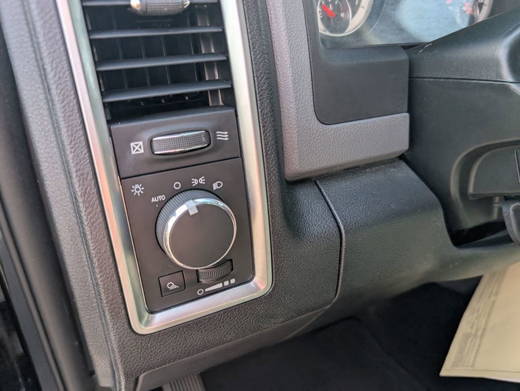 Used 2016 RAM 1500 Classic SLT w/ SLT Plus D￩cor Group AWD/4WD image 17