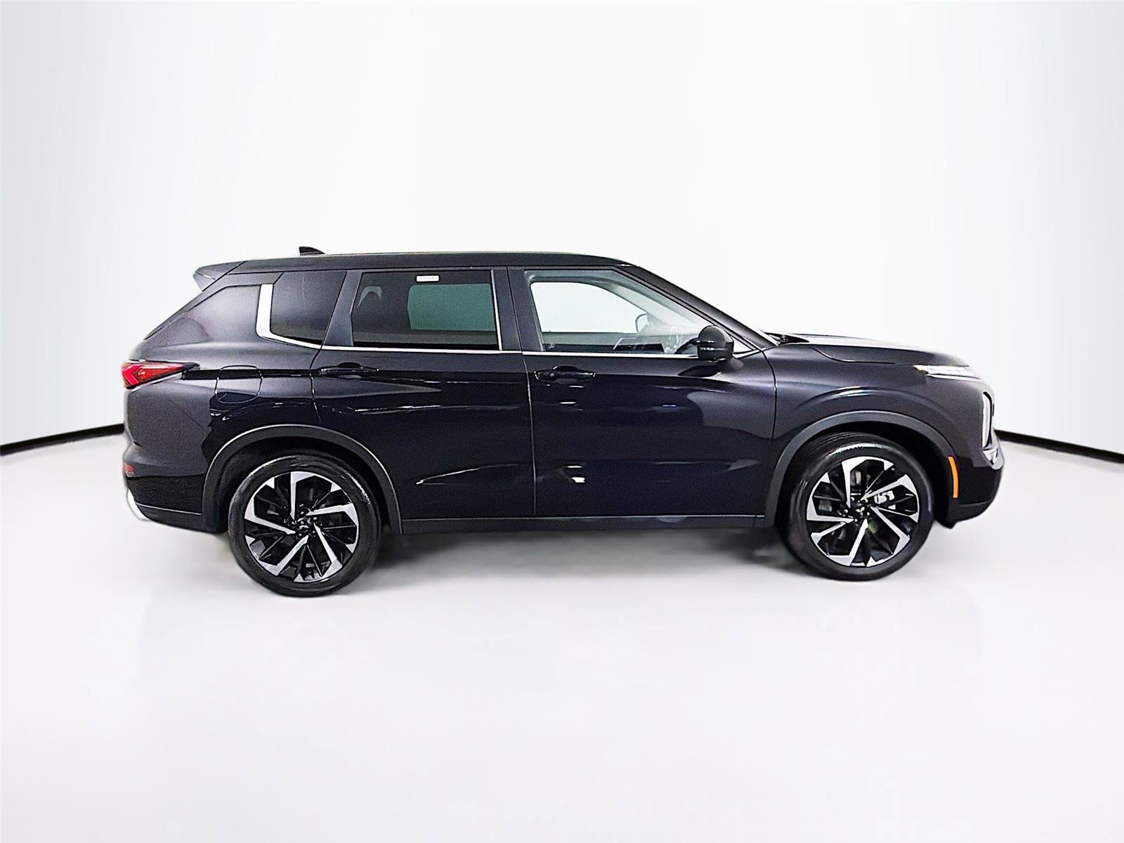 Used 2023 Mitsubishi Outlander SE image 8