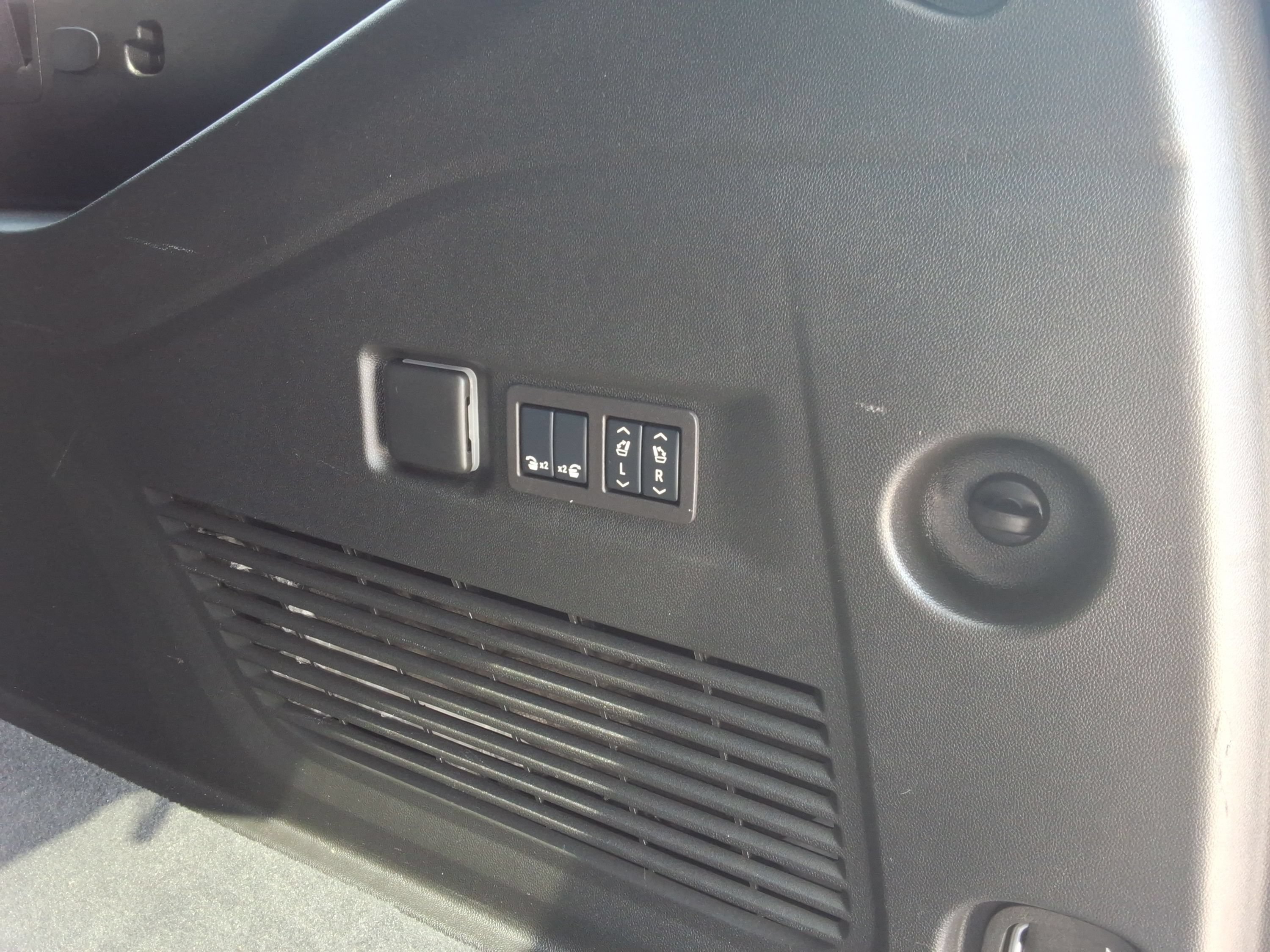 Used 2024 GMC Yukon XL Denali AWD/4WD image 28