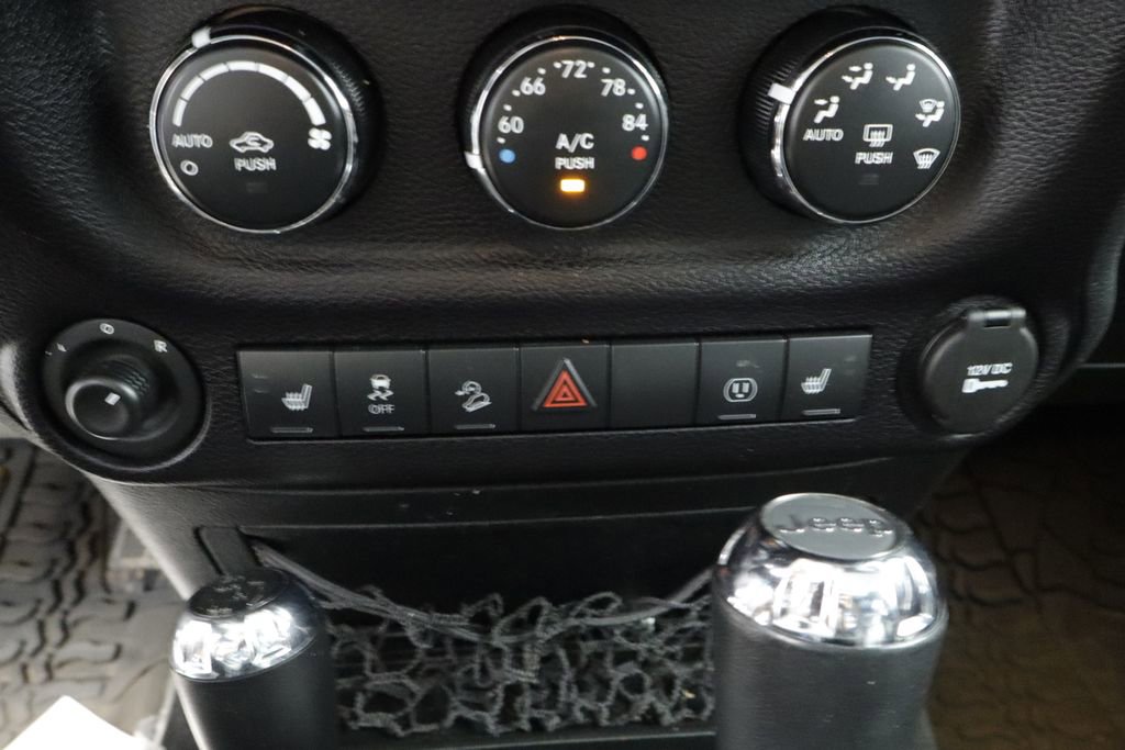 Used 2016 Jeep Wrangler Unlimited Rubicon w/ Connectivity Group AWD/4WD image 31