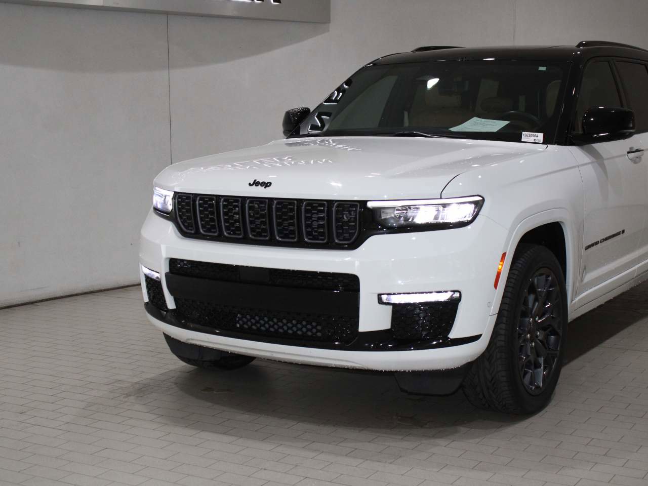 Used 2024 Jeep Grand Cherokee L Summit AWD/4WD image 2