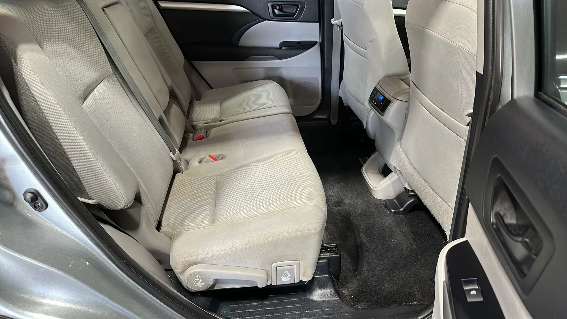 Used 2019 Toyota Highlander LE AWD/4WD image 16