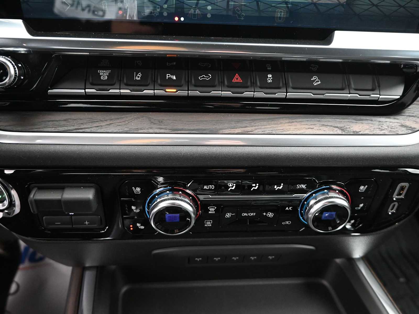 New 2026 GMC Sierra 2500 SLT w/ SLT Premium Package image 14