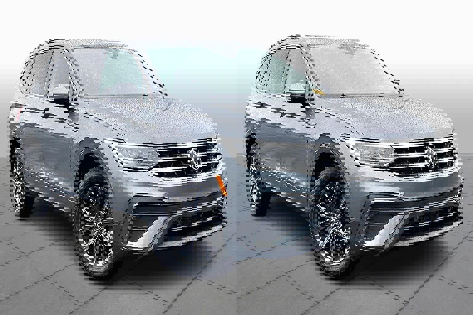 Used 2022 Volkswagen Tiguan SE w/ Panoramic Sunroof Package image 3