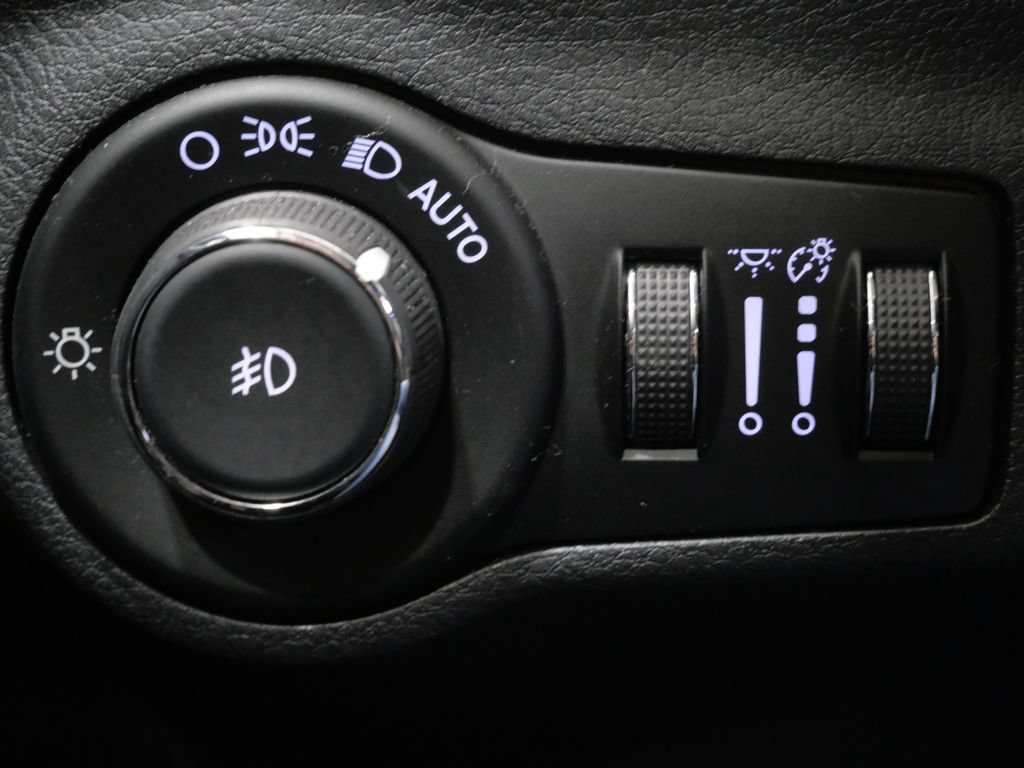 Used 2018 Jeep Compass Limited w/ Navigation Group AWD/4WD image 13