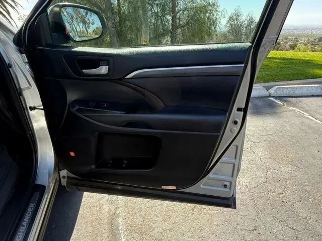 Used 2017 Toyota Highlander Limited Platinum w/ Carpet Mat Package FWD image 10