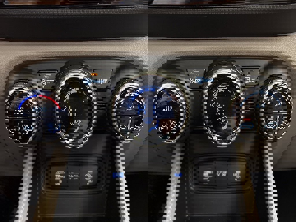 Used 2025 Hyundai Venue SEL image 31