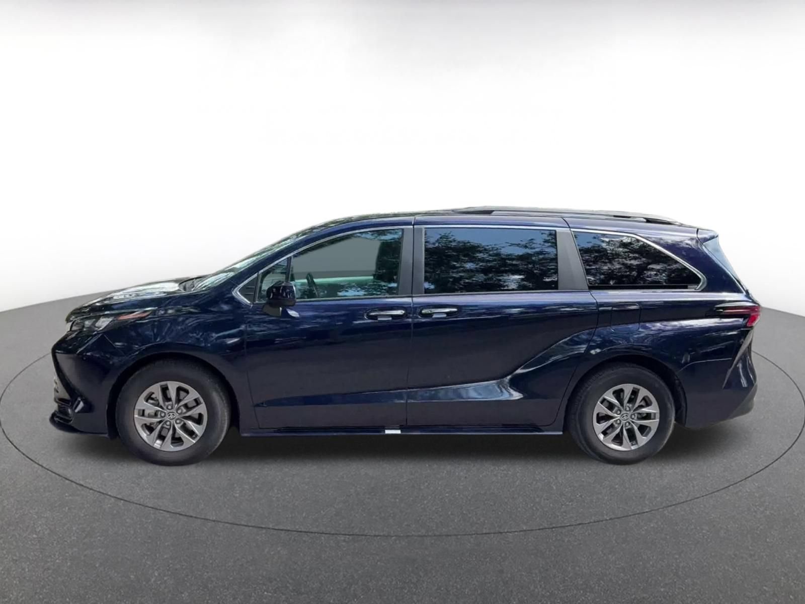Used 2025 Toyota Sienna XLE FWD image 8