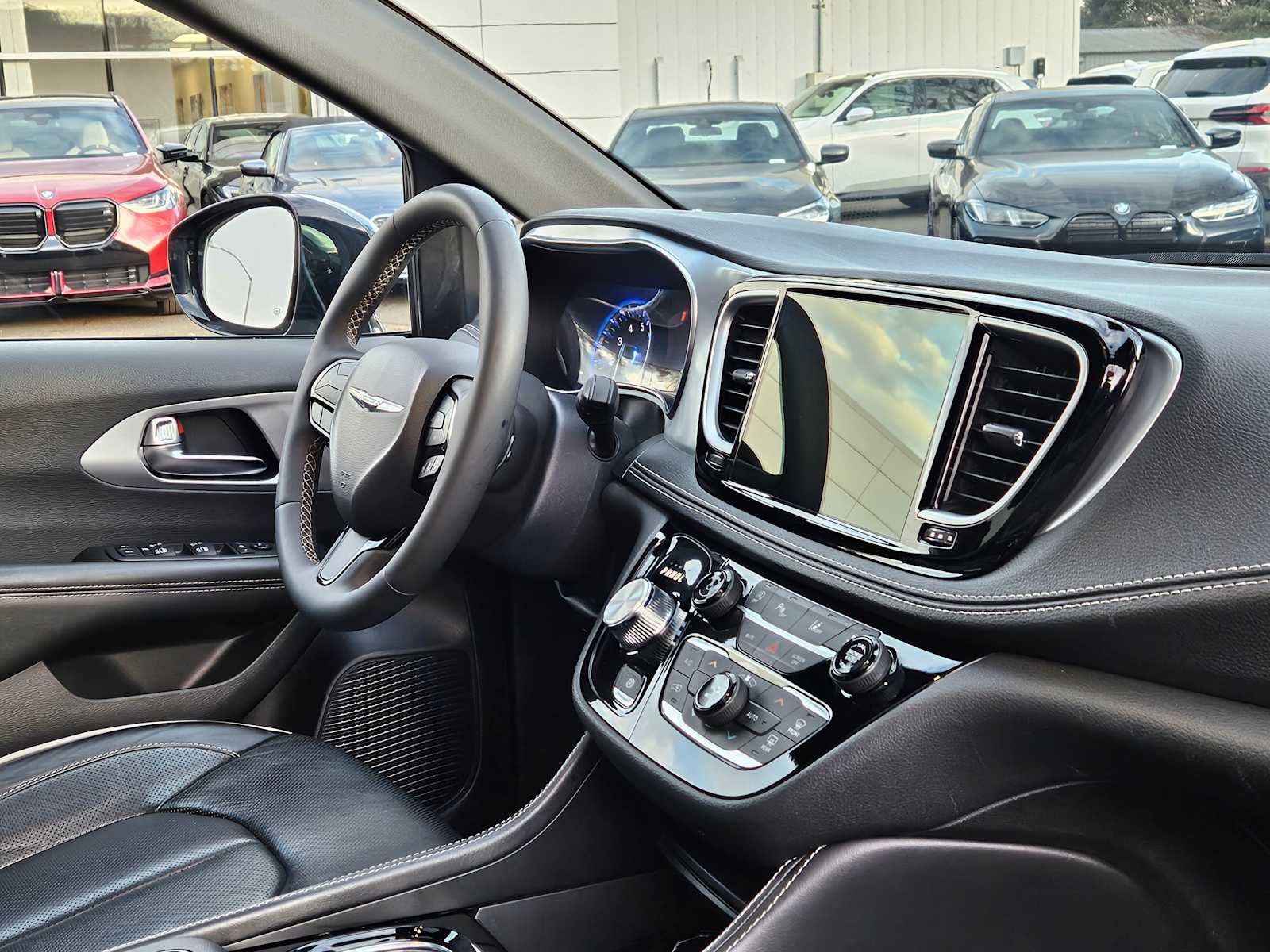Used 2025 Chrysler Pacifica Limited image 12