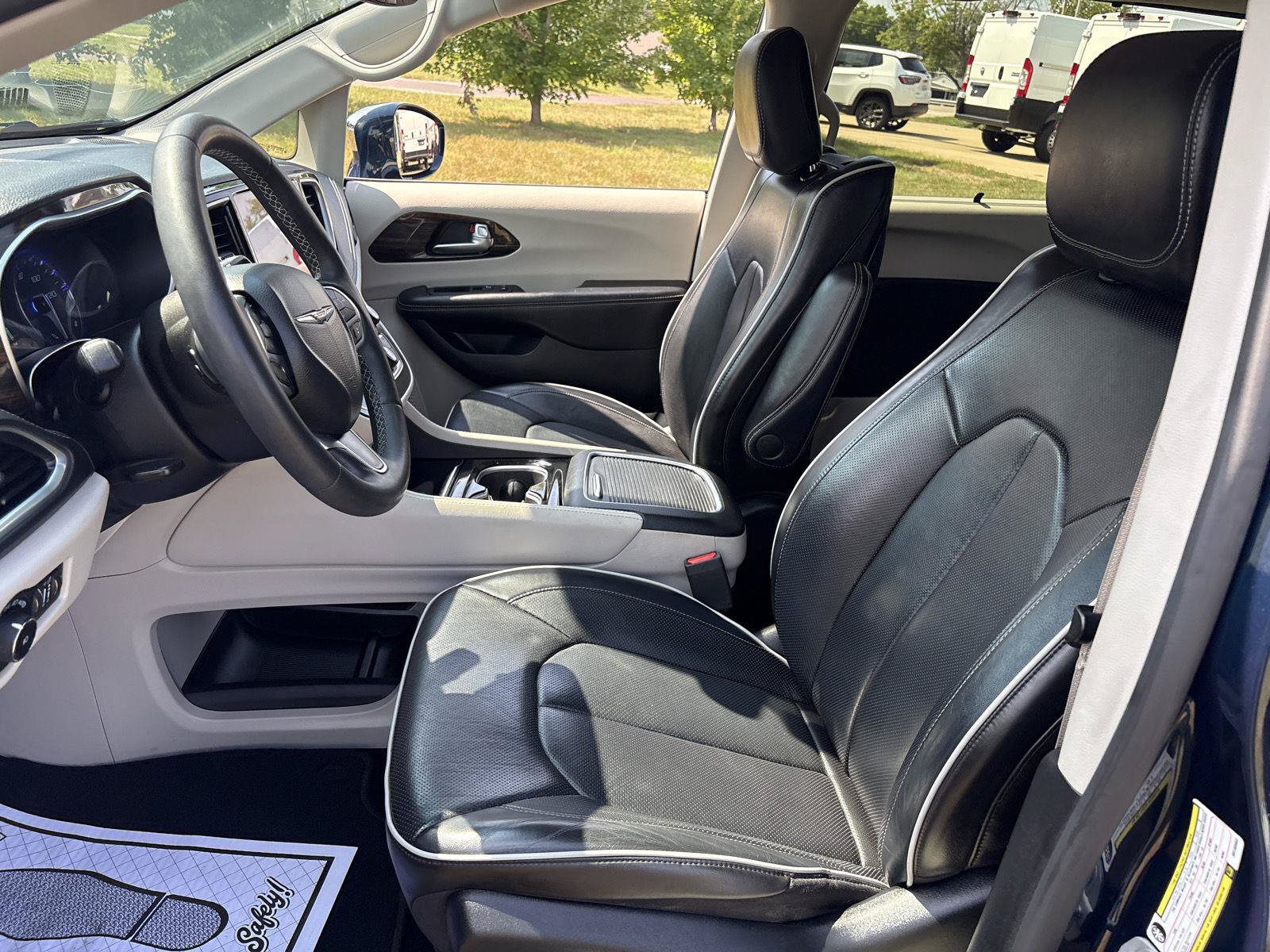 Used 2022 Chrysler Pacifica Limited w/ Uconnect Theater Family Group AWD/4WD image 9