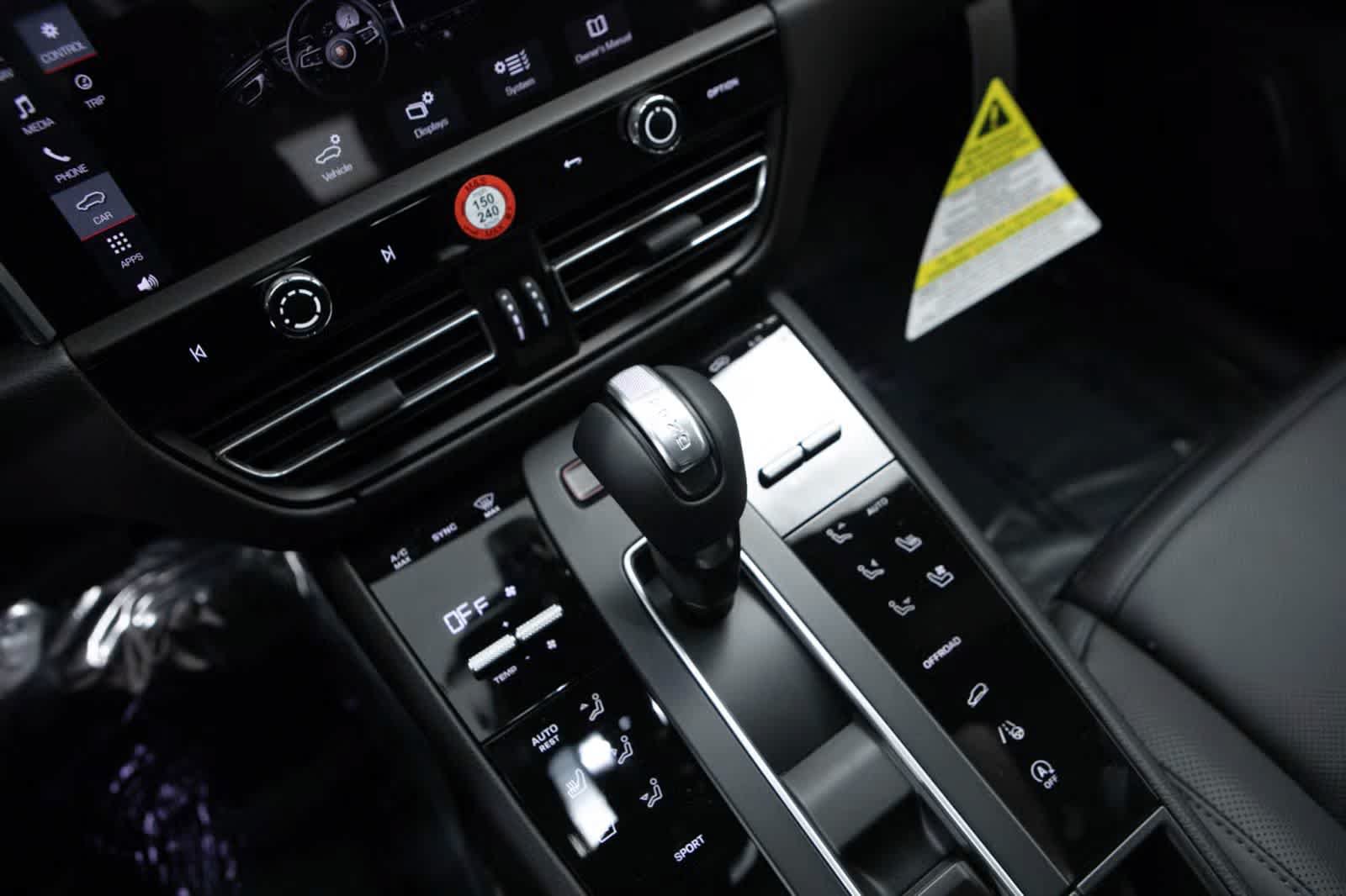 Certified 2026 Porsche Macan AWD/4WD image 28