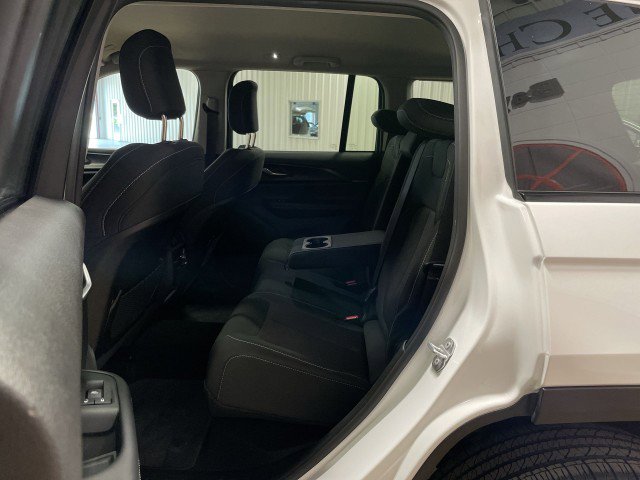 Used 2024 Jeep Grand Cherokee Laredo image 21