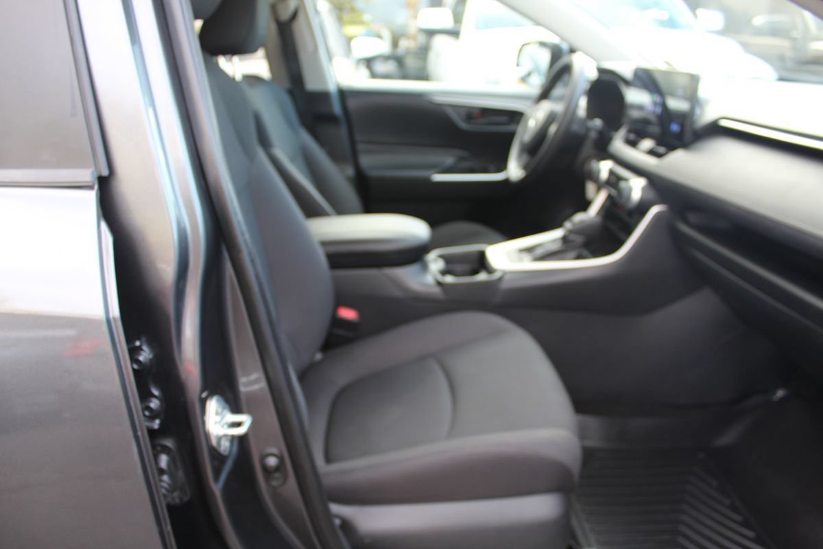Used 2019 Toyota RAV4 LE w/ Carpet Mat Package FWD image 21