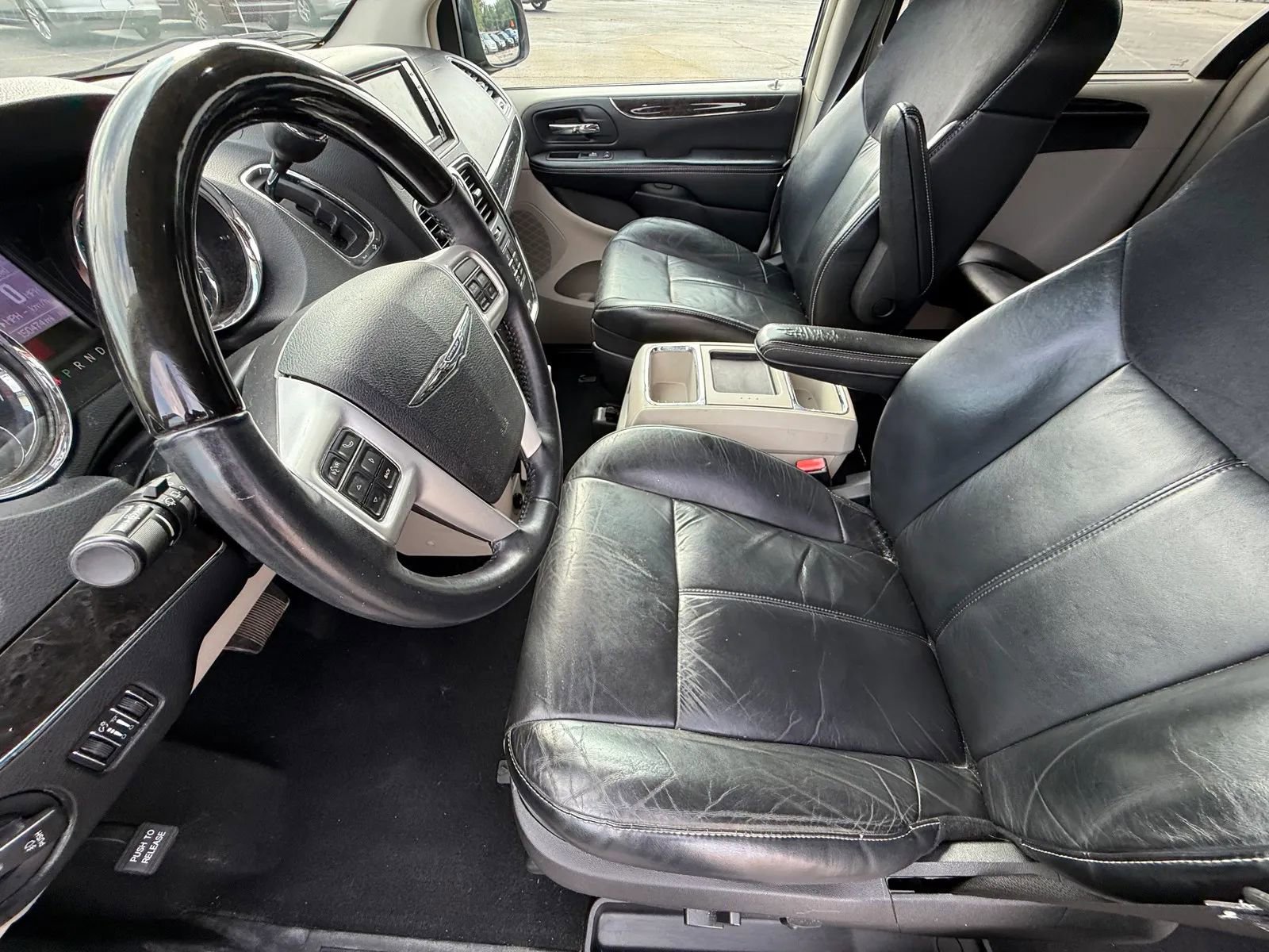 Used 2014 Chrysler Town & Country Limited image 17