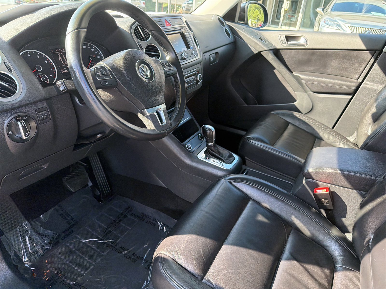 Used 2011 Volkswagen Tiguan SEL AWD/4WD image 14
