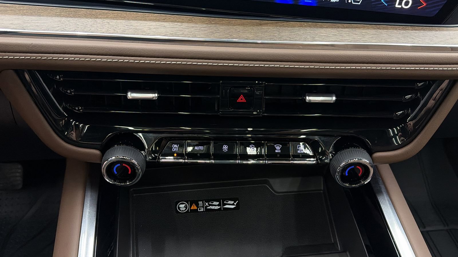 Used 2025 Chevrolet Tahoe High Country AWD/4WD image 21