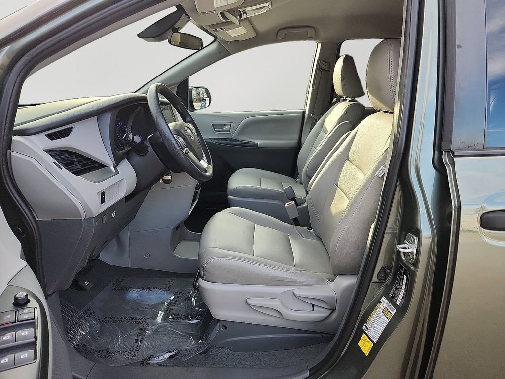 Used 2020 Toyota Sienna L image 15