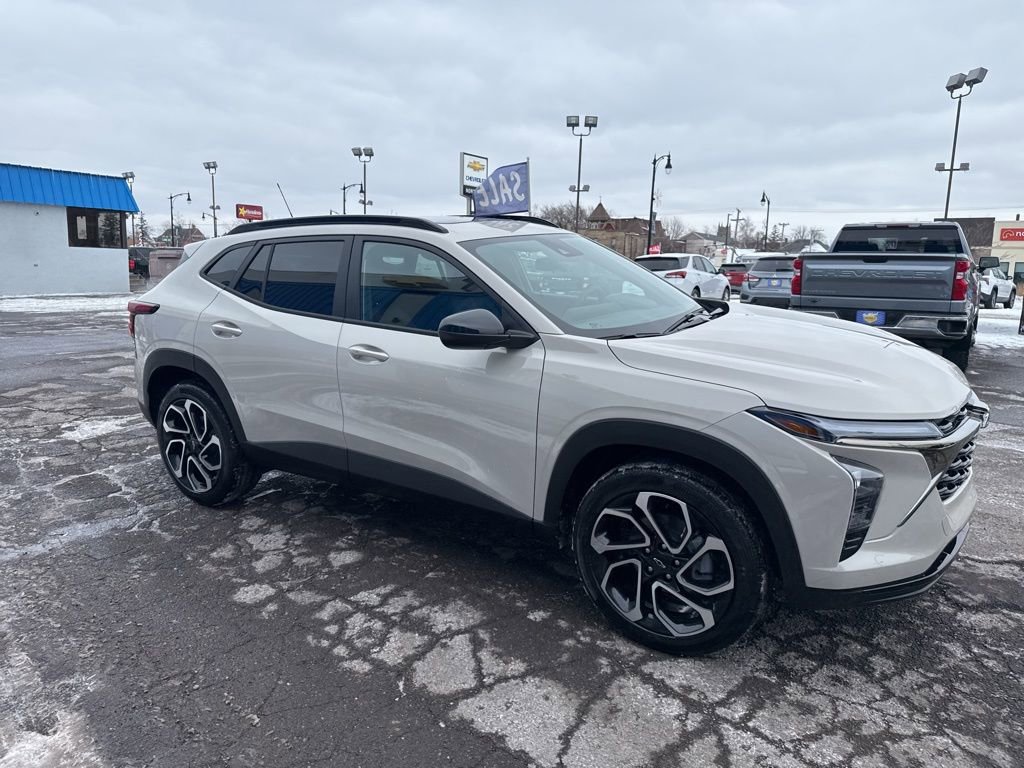 Used 2026 Chevrolet Trax RS w/ Sunroof Package image 5