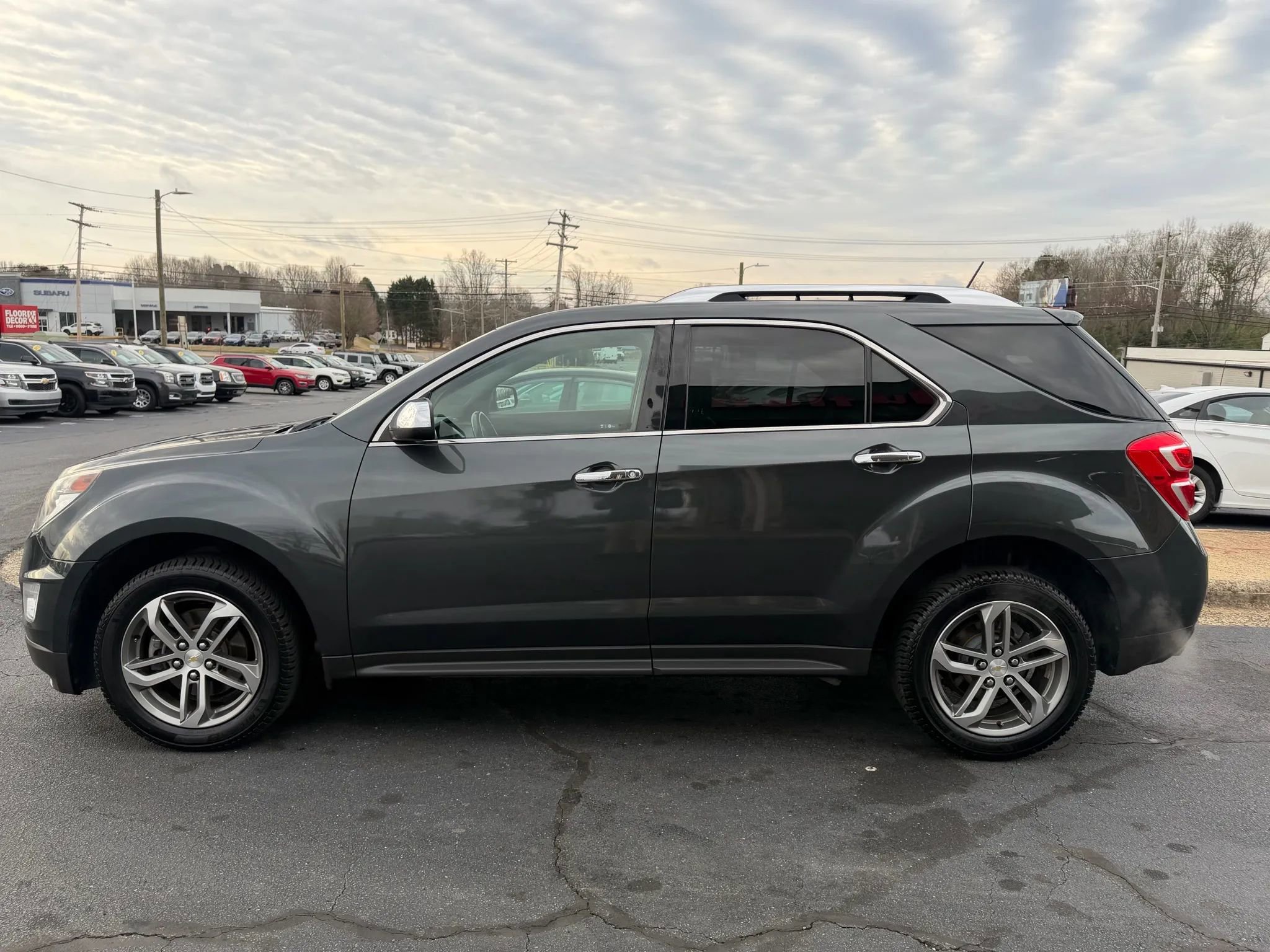 Used 2017 Chevrolet Equinox Premier w/ Enhanced Convenience Package image 4