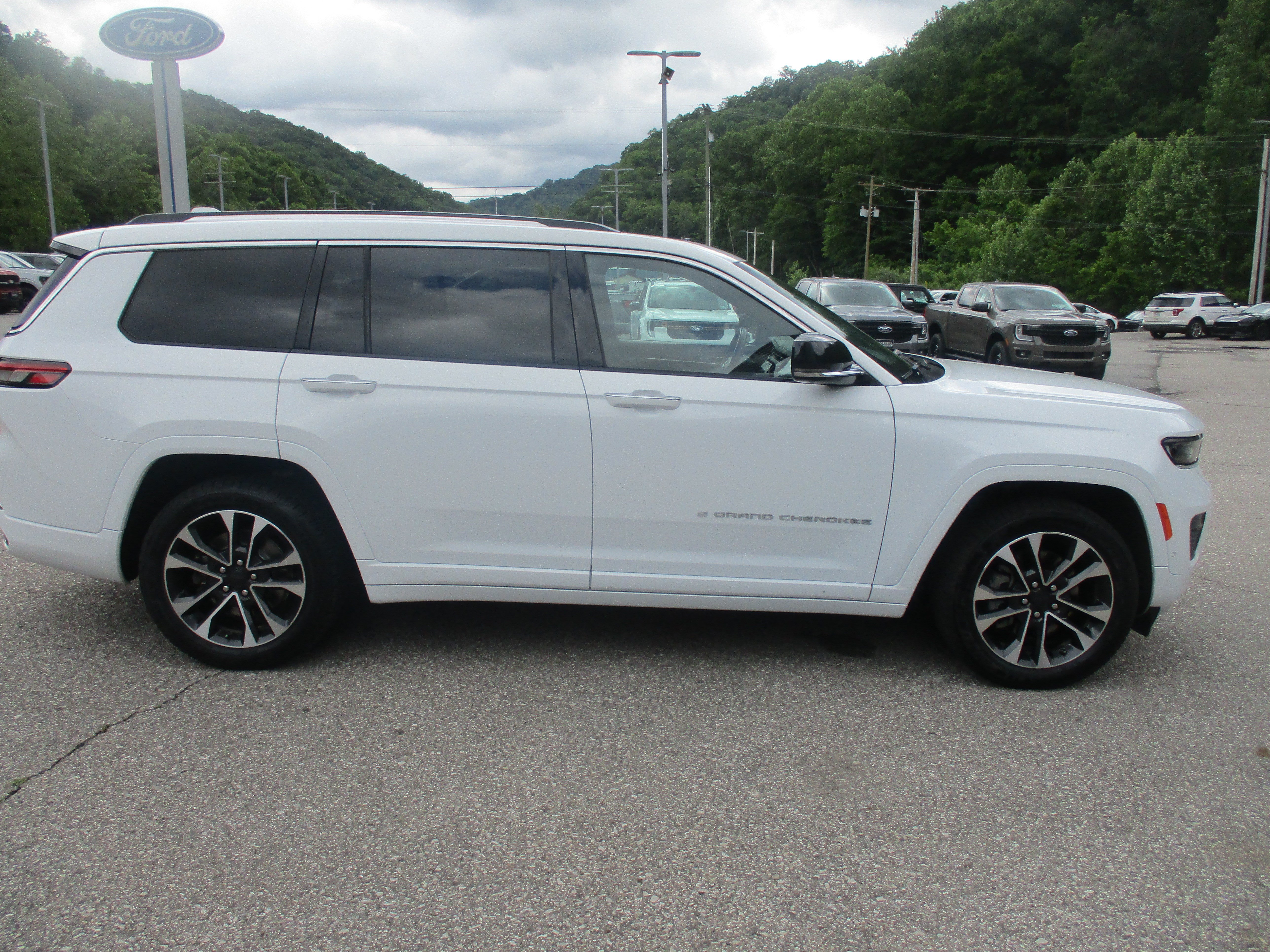 Used 2022 Jeep Grand Cherokee L Overland w/ Advanced Protech Group III AWD/4WD image 3
