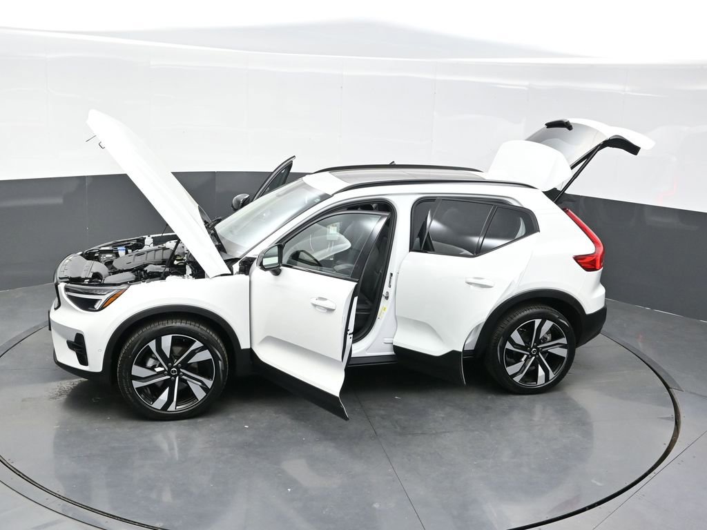 Used 2025 Volvo XC40 B5 Plus image 38