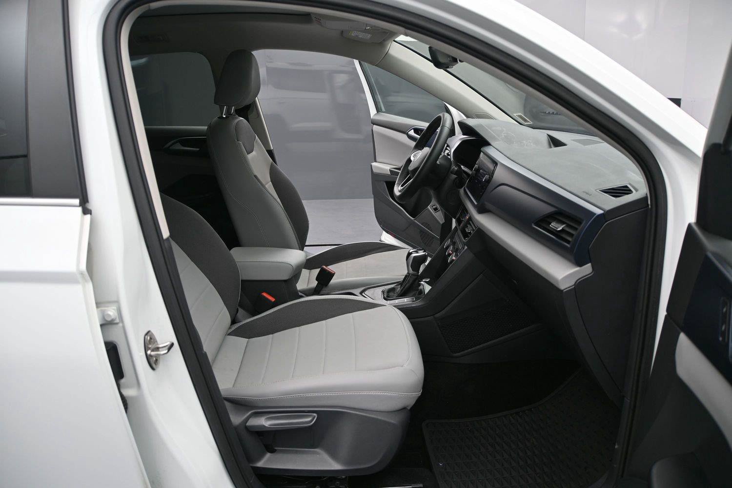 Used 2023 Volkswagen Taos SE w/ Panoramic Sunroof Package FWD image 17