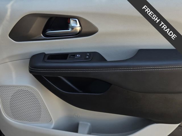 Used 2023 Chrysler Pacifica Touring-L FWD image 8
