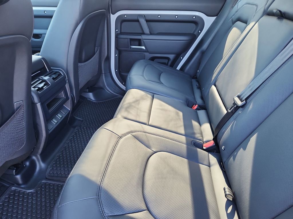 Used 2026 Land Rover Defender 110 X-Dynamic SE image 5