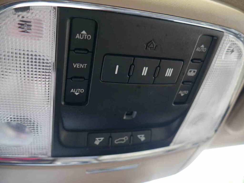 Used 2017 Jeep Grand Cherokee Overland w/ Jeep Active Safety Group image 38