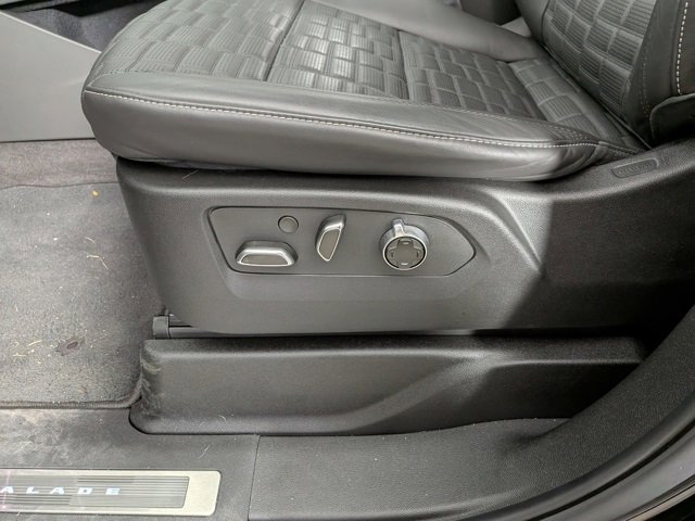 Used 2025 Cadillac Escalade V w/ LPO, ONYX Package image 23