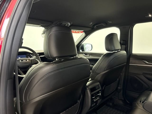 Used 2025 Jeep Grand Cherokee Limited AWD/4WD image 18