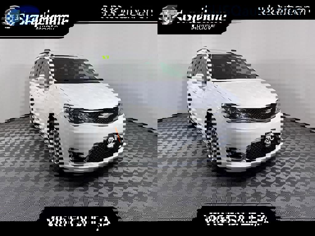 Used 2017 Chrysler Pacifica Touring-L image 1