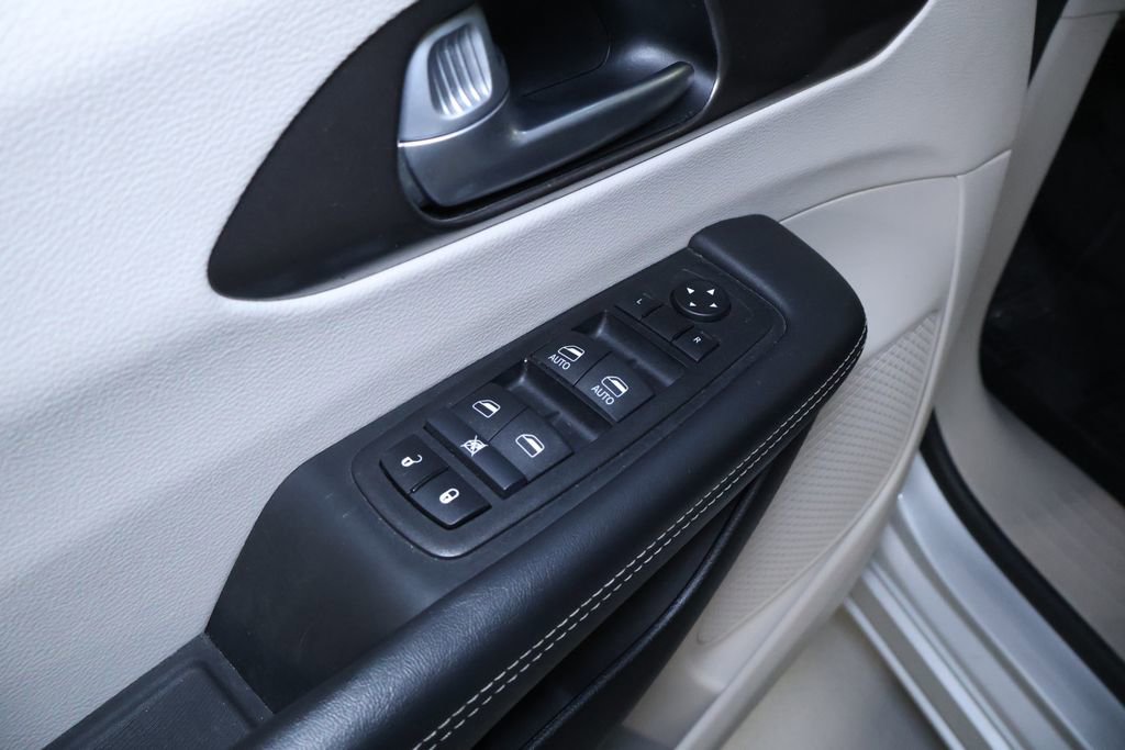 Used 2024 Chrysler Pacifica Touring-L image 12