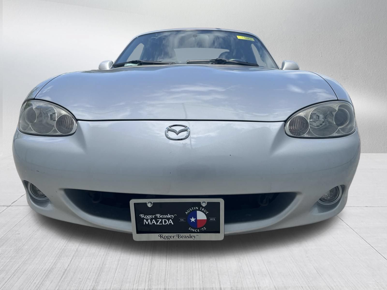 Used 2001 MAZDA MX-5 Miata RWD image 2