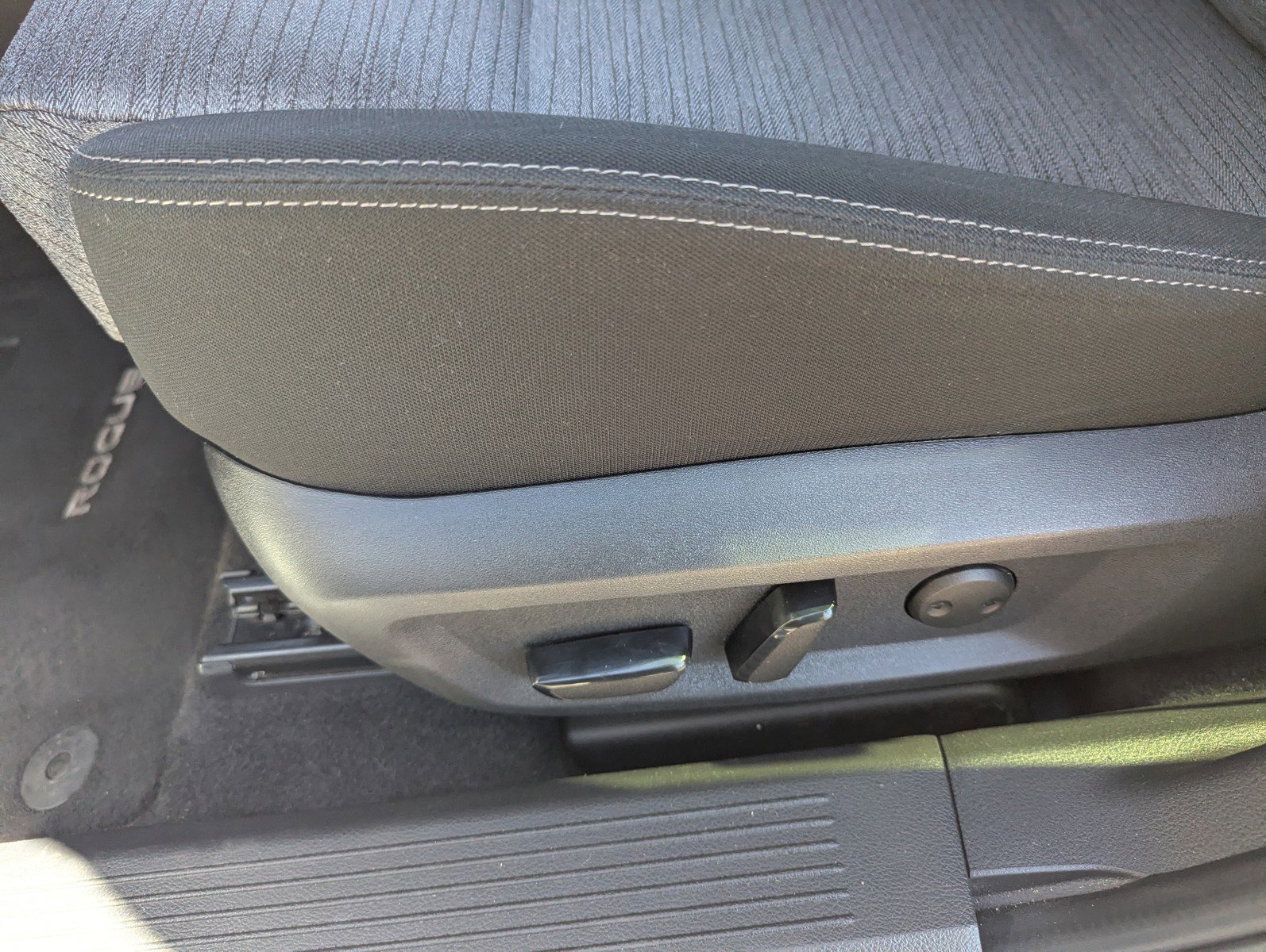 Used 2023 Nissan Rogue SV image 29