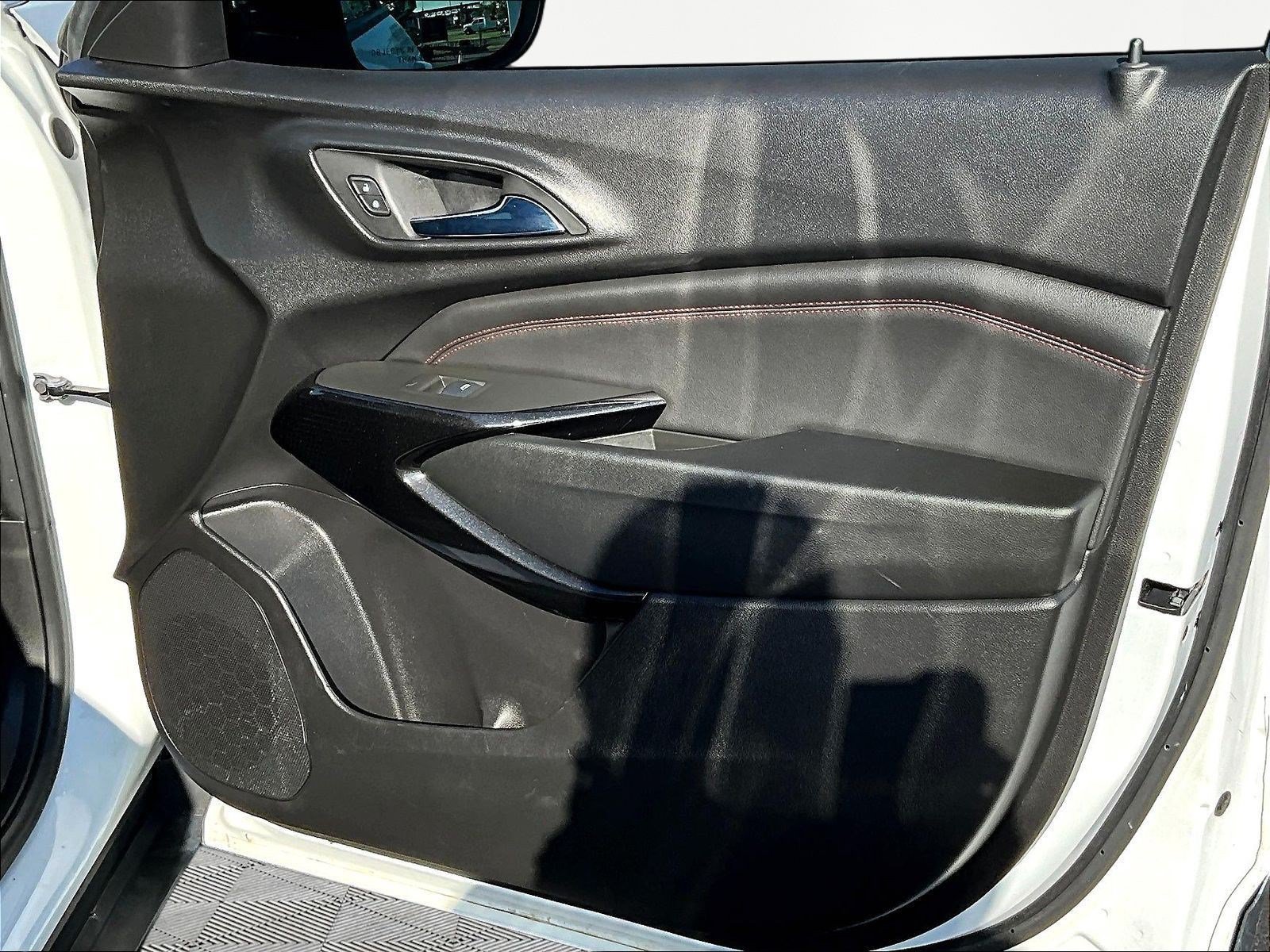 Used 2024 Chevrolet Trax RS w/ Sunroof Package FWD image 27