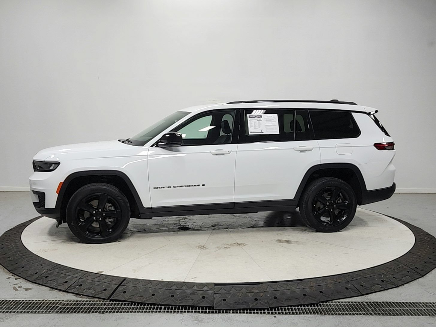 Used 2024 Jeep Grand Cherokee L Laredo AWD/4WD image 4