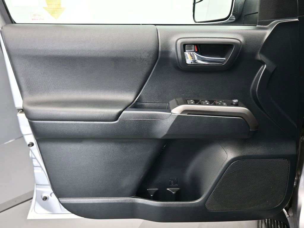 Used 2017 Toyota Tacoma TRD Sport image 9