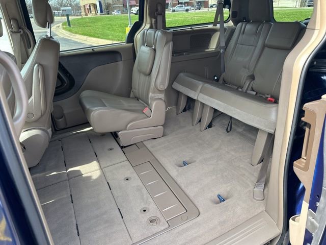 Used 2016 Chrysler Town & Country Touring-L w/ Driver Convenience Group image 15