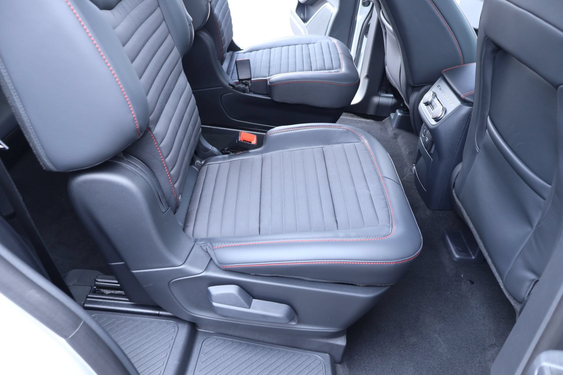 New 2026 Ford Explorer ST-Line w/ ST-Line Street Pack AWD/4WD image 16