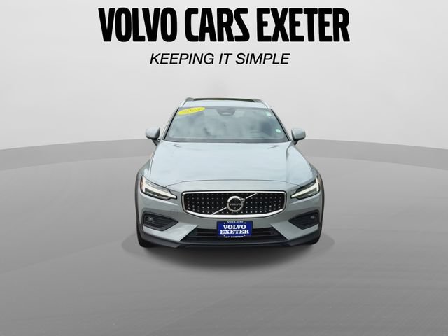 Certified 2025 Volvo V60 B5 Cross Country Ultra AWD/4WD image 3
