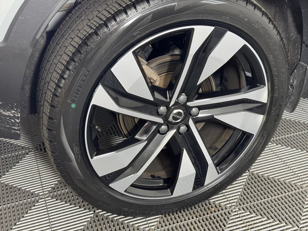Certified 2024 Volvo XC40 B5 Plus w/ Protection Package Premier AWD/4WD image 7