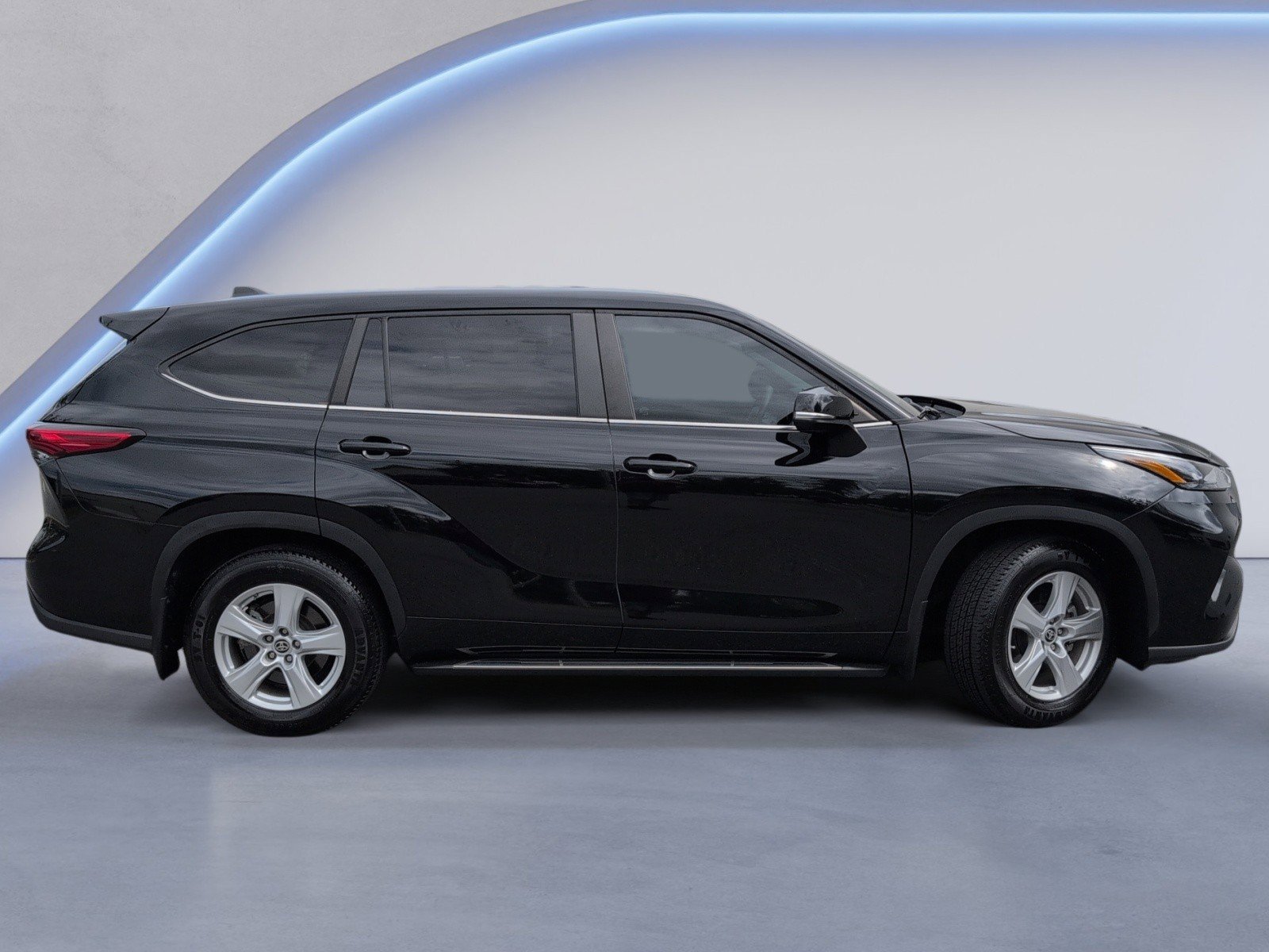 Used 2023 Toyota Highlander L image 3