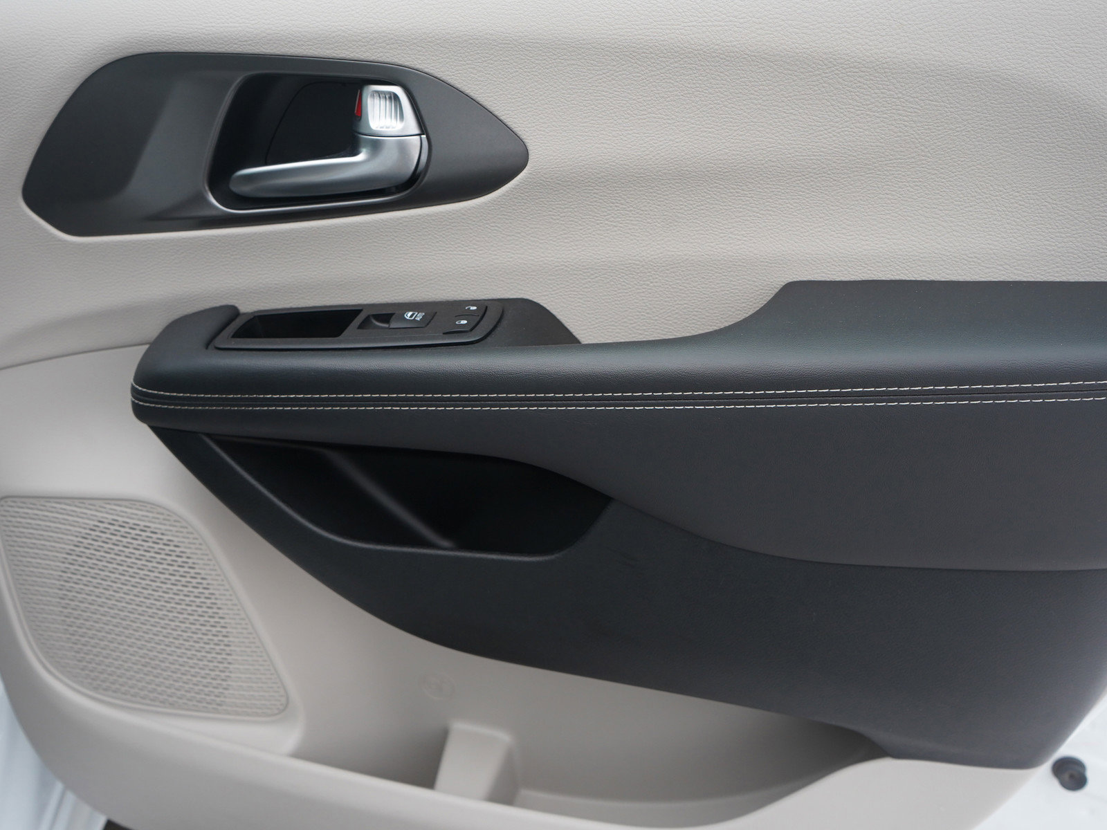 Used 2024 Chrysler Pacifica Touring-L image 11