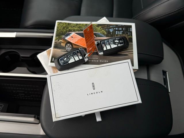 Used 2025 Lincoln Navigator Reserve w/ Jet Appearance Package image 5