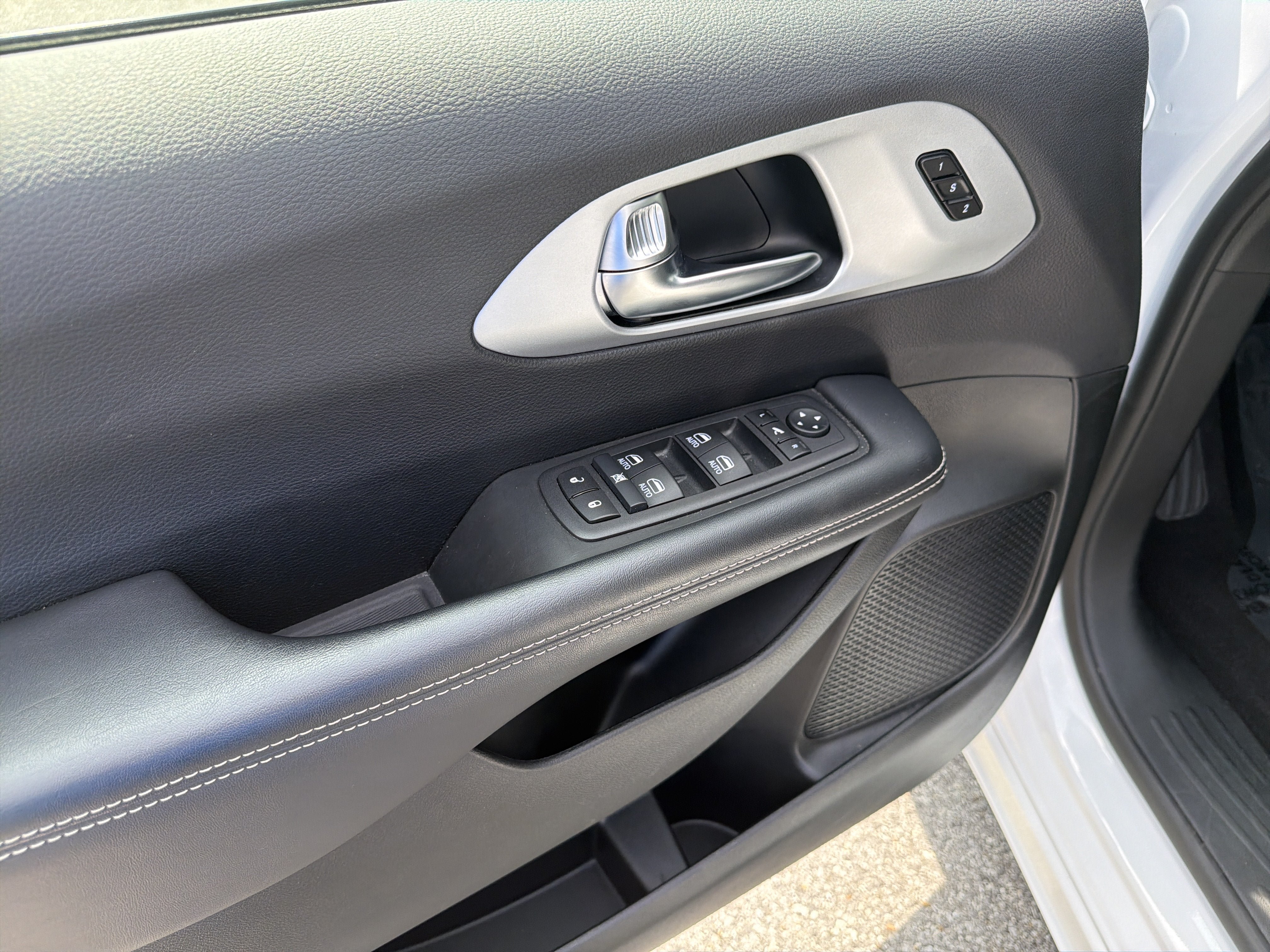 Used 2025 Chrysler Pacifica Limited FWD image 15