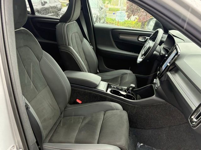 Used 2025 Volvo XC40 B5 Plus AWD/4WD image 17