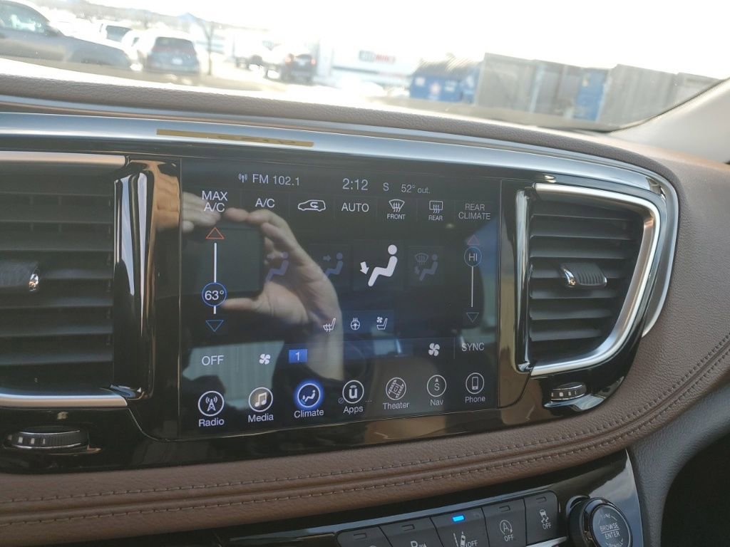 Used 2017 Chrysler Pacifica Limited image 21