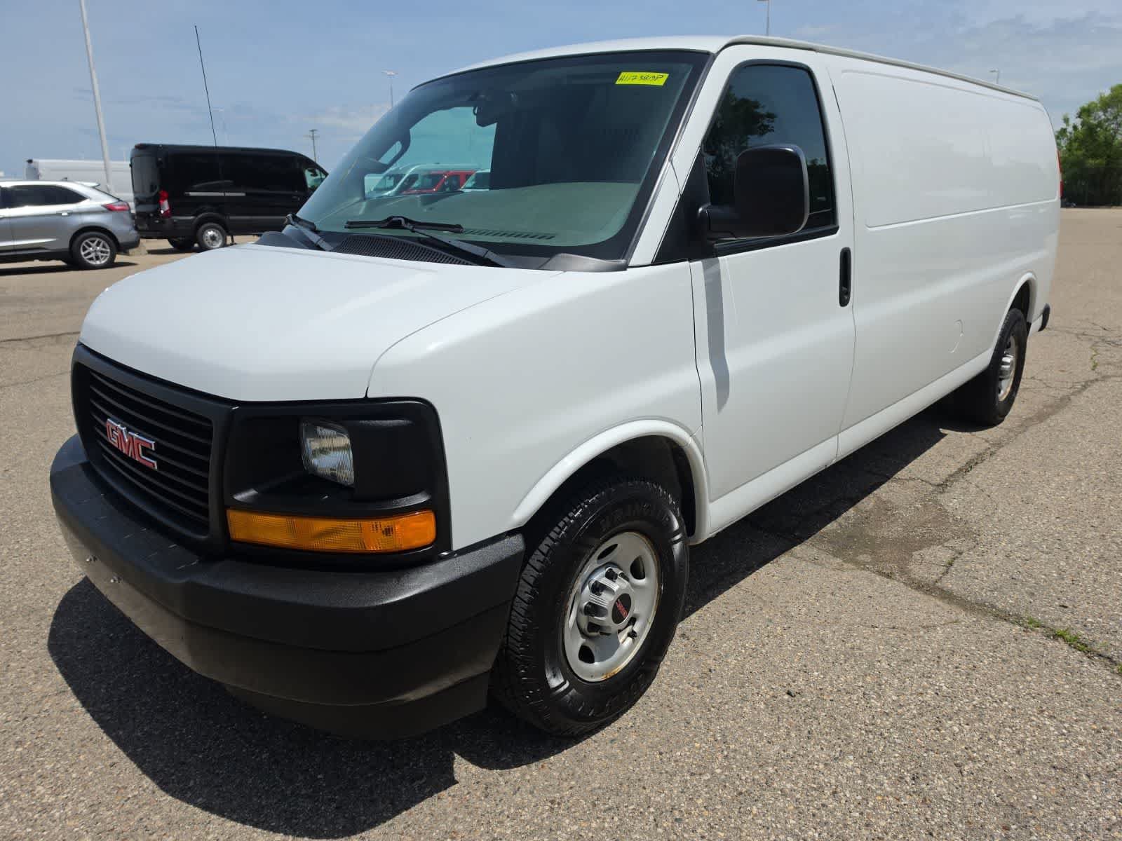 Used 2017 GMC Savana 3500 Extended RWD image 1
